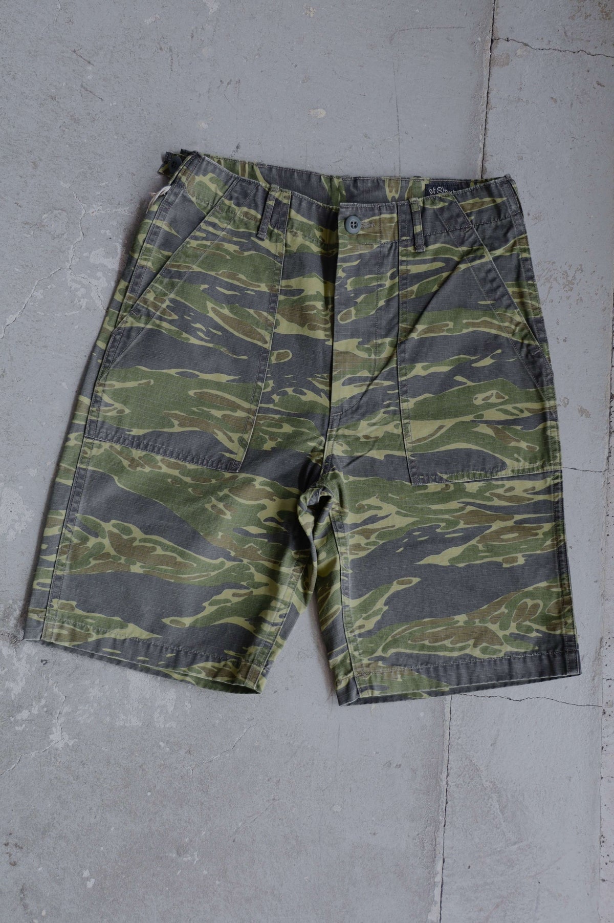 01-7002 FATIGUE SHORT PANTS (Tiger Camo)